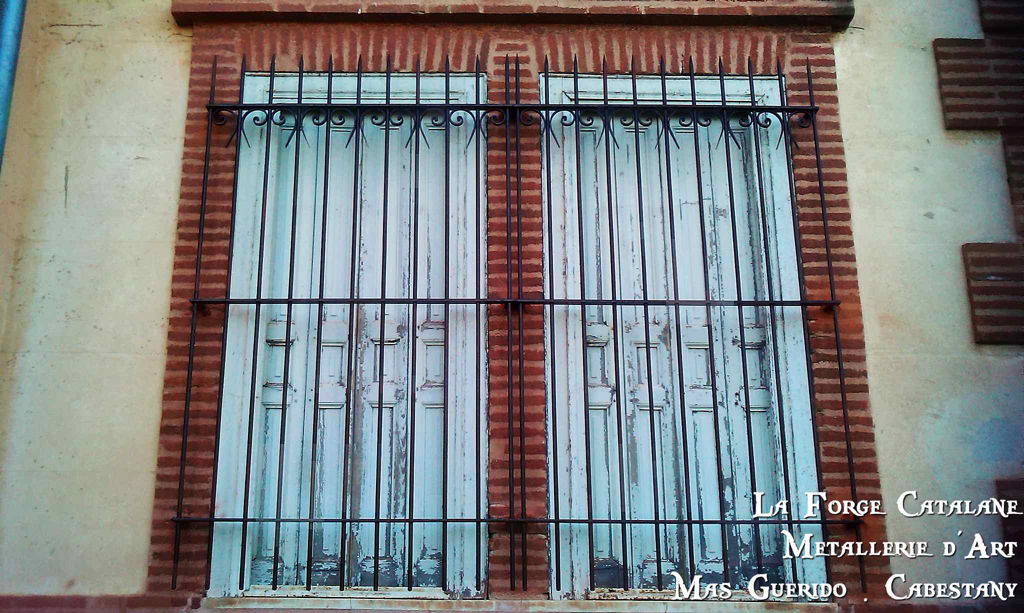 grille securite protection immeuble ancien volutes pointes fer Forge Catalane Cabestany.jpg